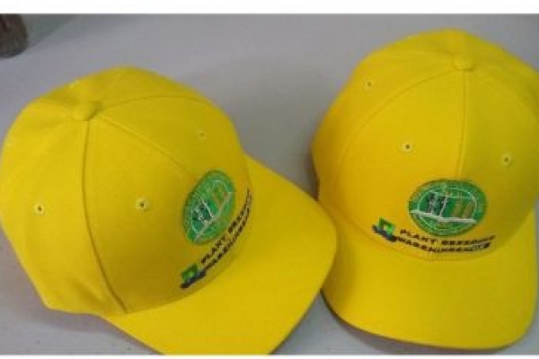 Đồng phục nón quảng cáo thêu tên công ty màu vàng